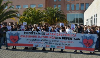 Protesta de la mayoría sindical junto al Hospital Universitario. 