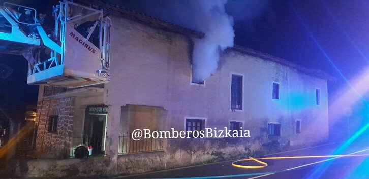 La vivienda incendiada en Busturia.