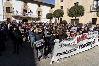 Vecinos y vecinas de Mañeru se han concentrado en la plaza este mediodía.