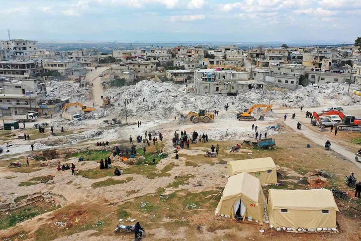 continúan las operaciones de búsqueda y rescate en medio de los escombros de los edificios derrumbados en la ciudad de Harim, en la provincia de Idlib.
