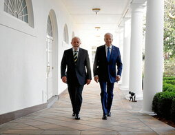 Biden y Lula caminando juntos en la columnata del jardín de rosas en la Casa Blanca.