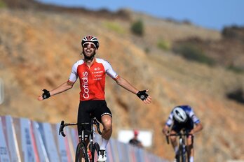 Jesús Herrada celebra su victoria en el Tour de Omán.