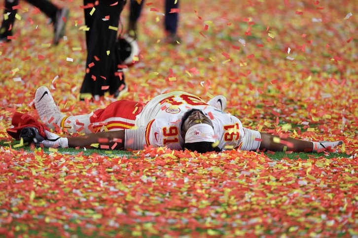 El jugador de los Chiefs Derrick Nnadi celebra la victoria de su equipo en la Super Bowl LVII.