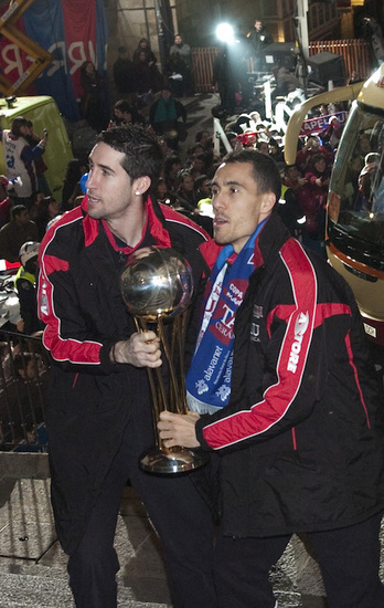 Vidal y Prigioni portan la Copa de 2009, la última obtenida por Saski Baskonia hasta ahora.