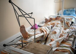 Un paciente se recupera en el hospital de Sloviansk.