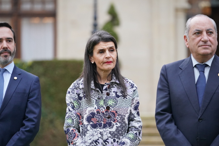 Nerea Melgosa entre Javier Hurtado e Iñaki Arriola en Ajuria Enea.