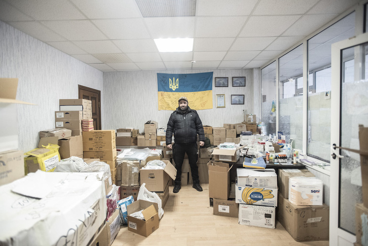 Un voluntario, en un local donde se almacenan alimentos y artículos de primera necesidad para atender a los habitantes de Bajmut.