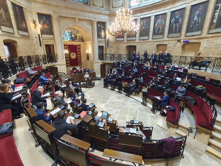 Panorámica de la sala de plenos de la Casa de Juntas de Gernika. 