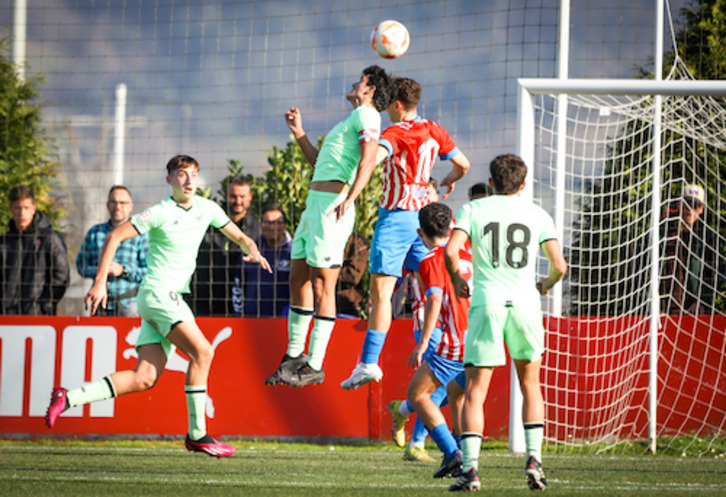 El capitán Mikel Montero pugna por la pelota con un jugador del Sporting.