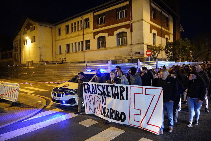 Movilización en Erromo contra el derribo de Nagusien Etxea y contra la violencia empleada por la Ertzaintza. 