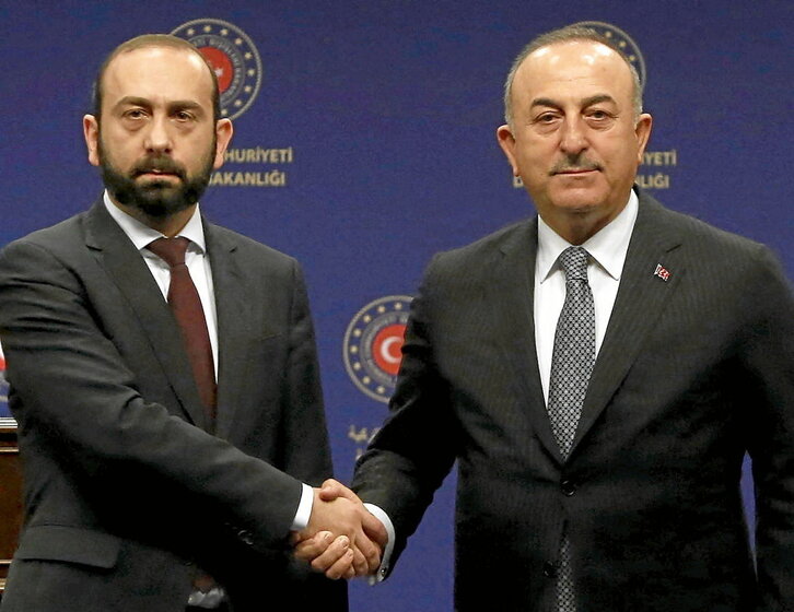 Ararat Mirzoyan y Mevlut Cavusoglu se saludan tras la rueda de prensa conjunta en Ankara.