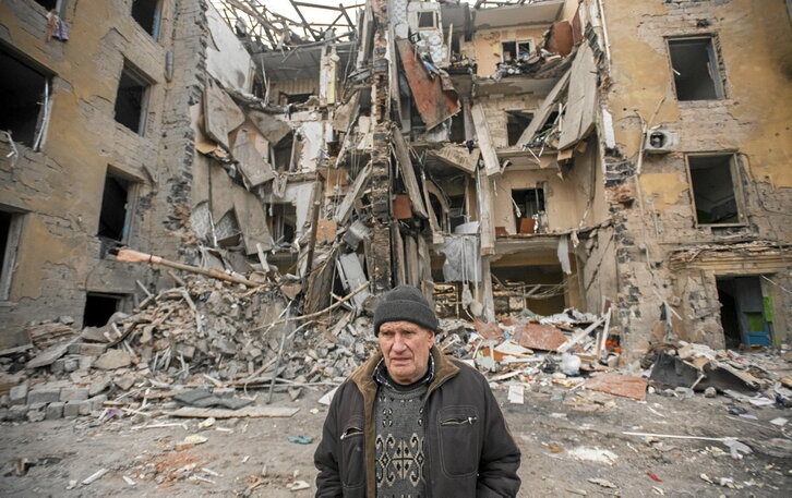 Un hombre, delante de su vivienda en Kramatorsk después de que resultara destruida por la artillería rusa, en un ataque en el que murieron siete personas.