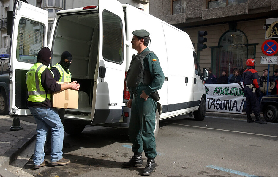 Guardia Zibilak materiala eramaten Gasteizko erredakziotik.