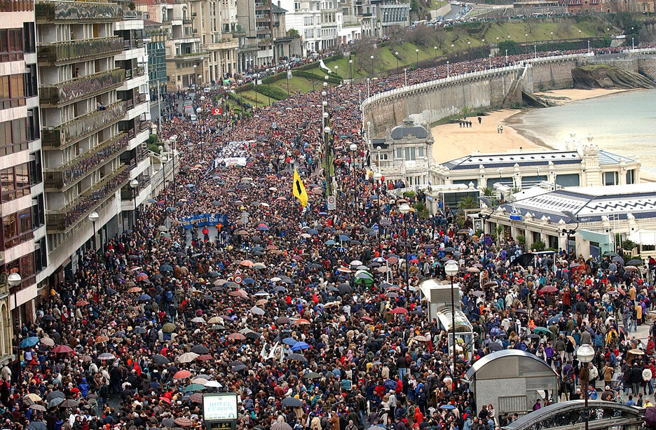 Donostian manifestazio erraldoia, itxiera eta bi egun beranduago. 