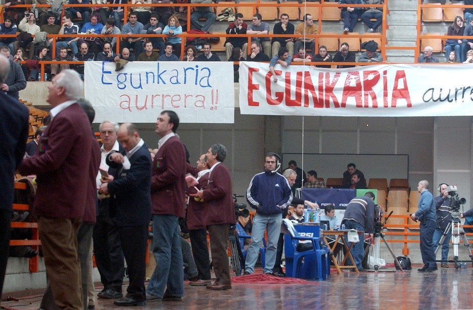 Itxieraren aurkako pankartak Gasteizko Ogeta pilotalekuan.