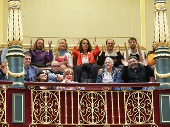 Representantes de colectivos LGTBI han seguido y celebrado la tramitación desde el mismo hemiciclo.