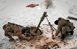 Militares ucranianos de la Guardia de Fronteras disparan un mortero contra posiciones rusas en Bajmut.