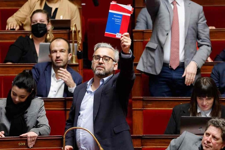 El diputado insumiso Alexis Corbière blande el reglamento de la Cámara durante el acalorado debate de este 17 de febrero en la Asamblea Nacional francesa.