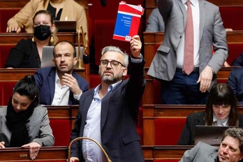 El diputado insumiso Alexis Corbière, blande el reglamento de la Cámara en el acalorado debate de este 17 de febrero en la Asamblea Nacional francesa.