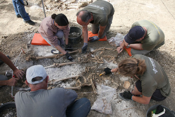 Trabajos de exhumación en la fosa de Paternain.