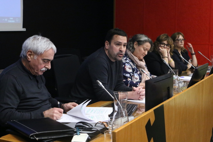 Iker Bizkarguenaga, periodista de NAIZ-GARA, durante su intervención en Leioa, junto a Ramón Zallo y el resto del panel.
