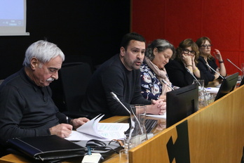 Iker Bizkarguenaga, periodista de NAIZ-GARA, durante su intervención en Leioa.