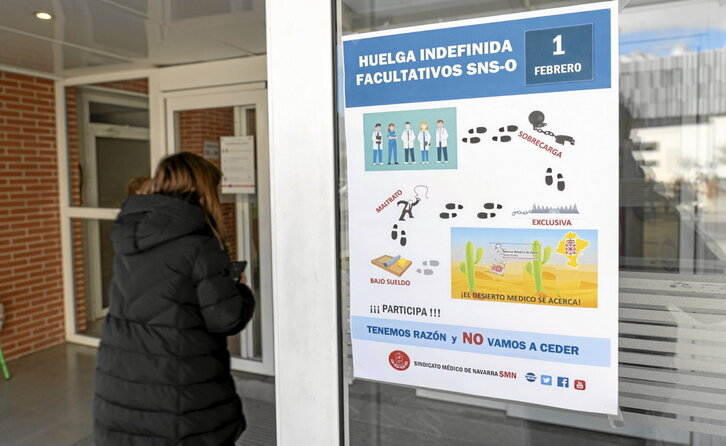 Un cartel de la huelga de médicos, en uno de los accesos al Hospital Universitario de Navarra.