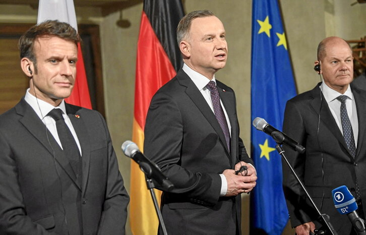 El presidente francés, Emmanuel Macron, con su homólogo polaco, Andrzej Duda, y el canciller alemán, Olaf Scholz.