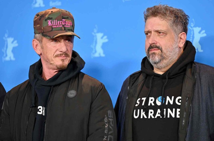 Los directores Sean Penn y Aaron Kaufman posan en el photocall de la Berlinale.