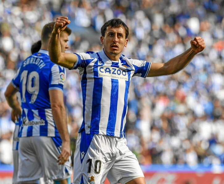 Mikel Oyarzabal celebra el gol marcado en el inicio del encuentro.