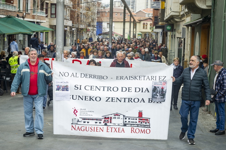 En la imagen, lala manifestación a su paso por las calles de Erromo. 
