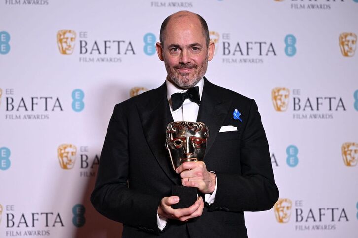 Edward Berger posa con su premio Bafta a la mejor dirección.