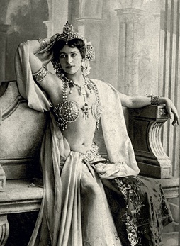 Mata-Hari 1906an, dantzari exotiko moduan lanean hasi zenean.