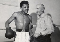 Ali, orduan Cassius Clay, bere entrenatzailearekin, Joe E. Martin, 1960ko urtarrilean.