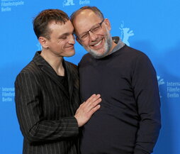 El actor Franz Rogowski y el director Ira Sachs, en la alfombra roja de «Passages».