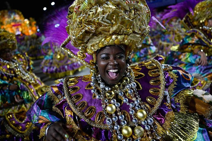 Estacao Primeira de Mangueira samba eskolako kidea Rio de Janeiroko Marques de Sapucai Sambodromoan, 2023ko otsailaren 20an, Rioko Inauterietako desfilearen lehen gauean.