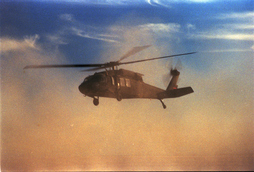 Helikoptero estatubatuar bat hautsak harrotzen Kuwaiten.
