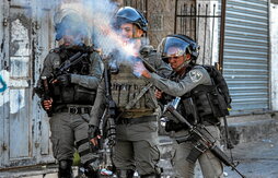 Policías israelíes disparan en la jornada de huelga del domingo en Jerusalén contra las demoliciones de viviendas palestinas.