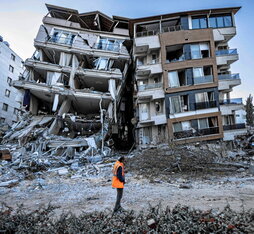 Un edificio parcialmente colapsado en Antioquía.