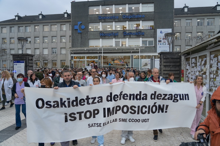 Protesta matinal ante el Hospital Donostia.