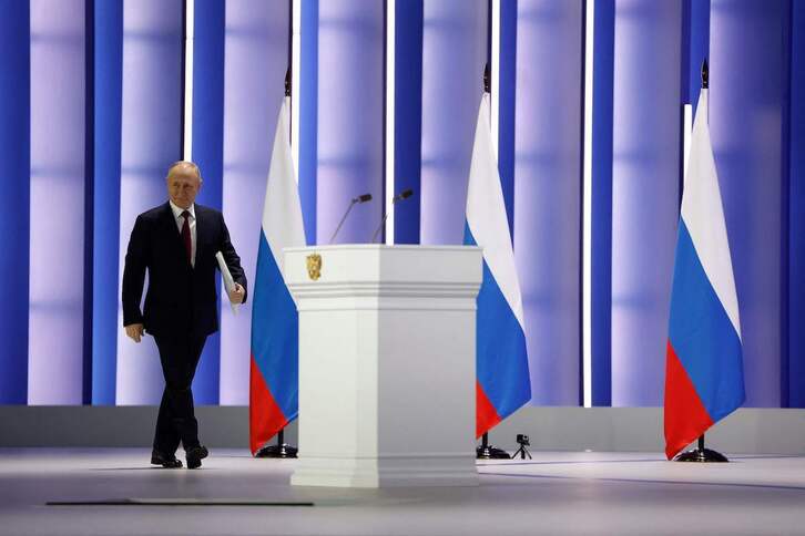 Putin se dirige al estrado para su discurso ante la Duma.
