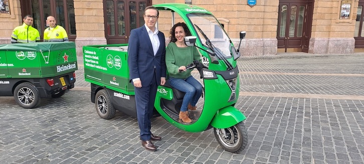 La concejala Nora Abete junto a un responsable de Heineken con los vehículos que harán el reparto.