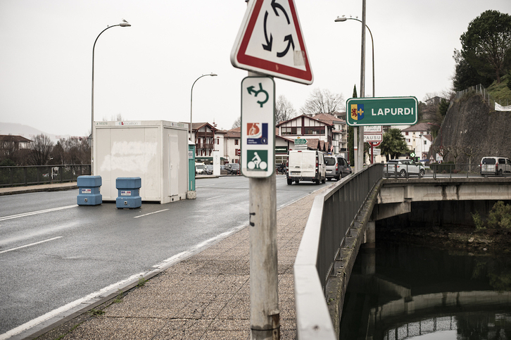 Las garitas siguen en los puentes sobre el Bidasoa aunque los controles de la Policía gala no son tan visibles.