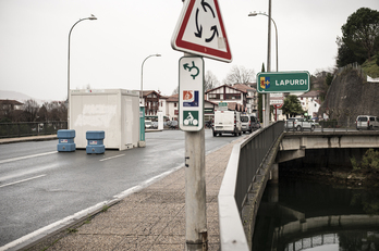 Las garitas siguen en los puentes sobre el Bidasoa aunque los controles de la Policía gala no son tan visibles.