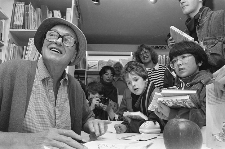 Roald Dahl, firmando libros en Amsterdam en 1988. 