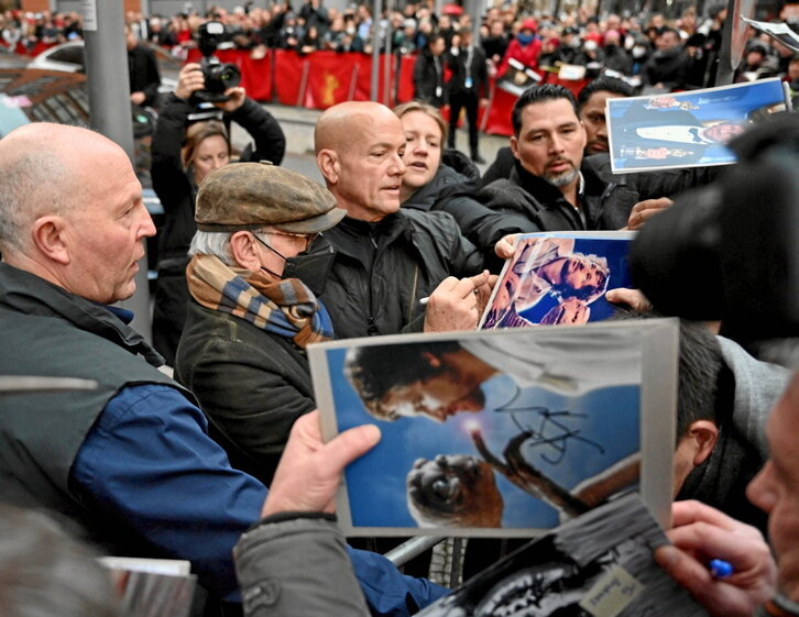 Steven Spielberg firma autógrafos. Es el Oso de Oro de Honor de este año.