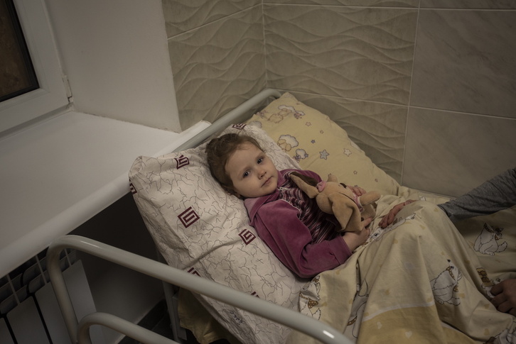 Una niña  en el hospital de Kramatorsk, víctima de una enfermedad estomacal por falta de agua potable.