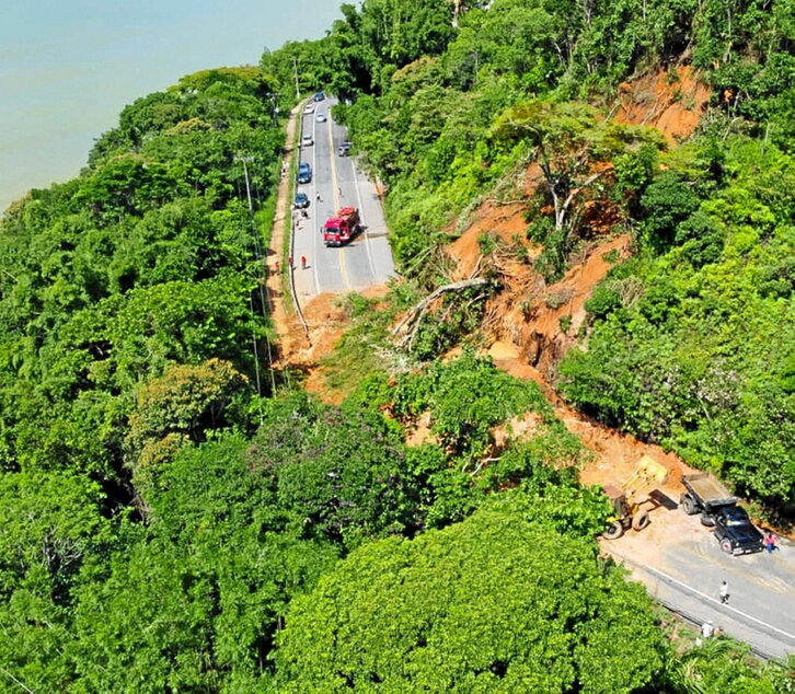 Un desprendimiento bloquea una carretera en Ubatuba.