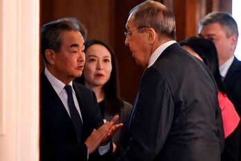 El consejero de Exteriores de Xi Jinping, Wang Yi, conversa con el ministro ruso de Exteriores, Sergei Lavrov.