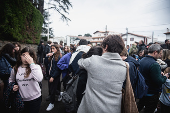 Personal y alumnado del liceo lohizundarra Santo Tomás de Aquino, tras el suceso. 